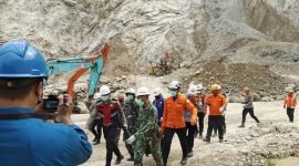 Proses pencarian terhadap korban longsor tambang galian C Gunung Kuda, Kabupaten Cirebon(Dok. Basarnas)

