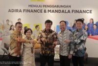 Direksi Adira dan Mandala menandatangani perjanjian merger, disaksikan perwakilan OJK dan MUFG. (Dok. Adira)