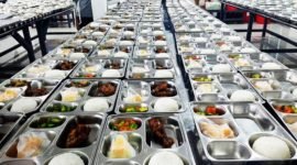 Menerima manfaat pembiayaan BRI, Jane pemilik usaha sembako Aiko Maju kini menjadi pemasok bahan baku untuk dapur umum dalam Program Makan Bergizi Gratis (MBG). (Dok. BRI)