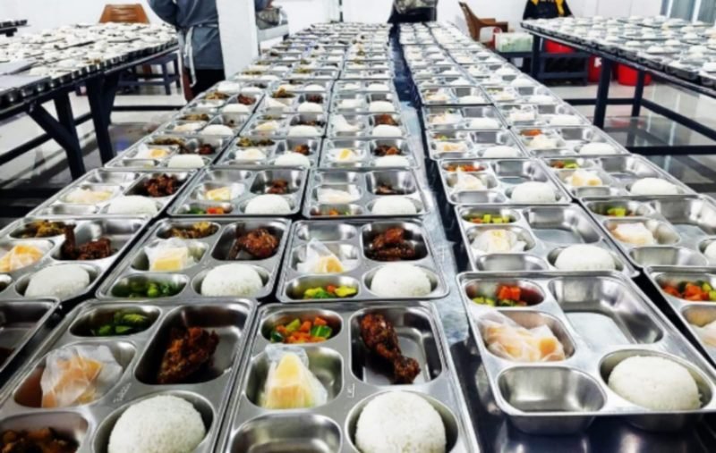 Menerima manfaat pembiayaan BRI, Jane pemilik usaha sembako Aiko Maju kini menjadi pemasok bahan baku untuk dapur umum dalam Program Makan Bergizi Gratis (MBG). (Dok. BRI)