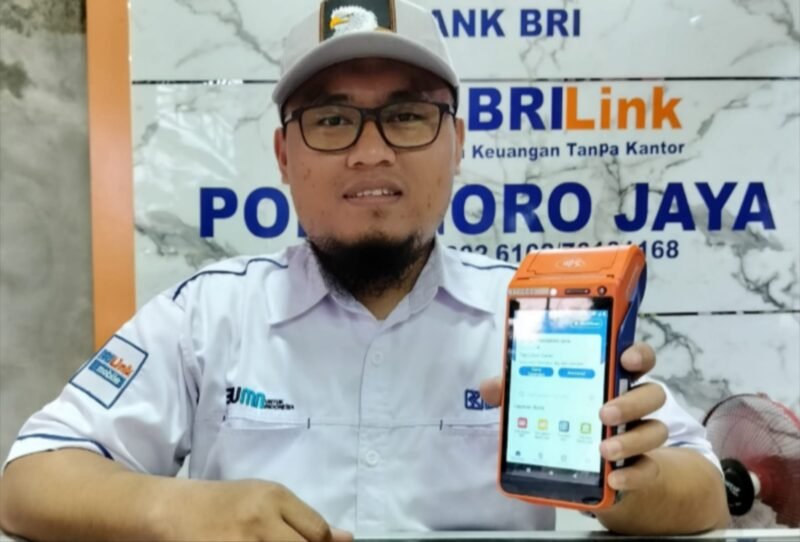 AgenBRILink menjadi jembatan layanan keuangan di pelosok negeri. Simak kisah AgenBRILink Podomoro Jaya di Gowa yang memberdayakan petani dan masyarakat lokal. (Dok. BRI)