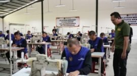 Melalui kolaborasi dengan Kemenimipas, BRI hadir dengan program BLK dan penanaman pohon kelapa untuk memberdayakan masyarakat. (Dok. BRI)