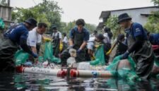 Menjaga sungai berarti menjaga masa depan! BRI Peduli dan Sungai Watch bersihkan Tukad Badung, Bali. Aksi nyata peduli lingkungan. (Dok. BRI)