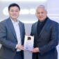 Left to right: Ben Zhou, CEO of Whale Cloud; Eric Alberto, CEO of DITO Telecommunity, hold the “Excellence in Partnership Award” presented to Whale Cloud by DITO Telecommunity during MWC Barcelona 2026.
