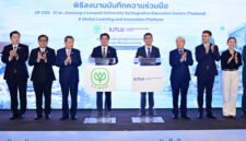 Dr Teerapon Tanomsakyut (centre, left) and Professor Xiaojun Zhang (centre, right) sign the Memorandum of Understanding