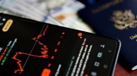 Seorang investor tersenyum sembari melihat grafik pertumbuhan dividen di aplikasi investasi, menggambarkan kegembiraan saat menerima aliran dana tunai dari keuntungan perusahaan. Pemandangan ini merefleksikan optimisme pasar modal terhadap musim panen dividen yang sedang berlangsung.