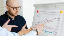 Ilustrasi sertifikat obligasi konversi dengan grafik pasar saham di latar belakang, menunjukkan kompleksitas dan potensi dinamika instrumen keuangan ini. Gambar ini merepresentasikan peluang serta tantangan yang dihadapi investor dalam memahami dan memanfaatkan obligasi konversi sebagai bagian dari strategi investasi mereka.