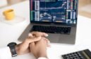 Dua pebisnis berjabat tangan di depan grafik pertumbuhan saham yang menunjukkan lonjakan, melambangkan keberhasilan akuisisi dan potensi keuntungan bagi investor. Gambar ini merepresentasikan momen krusial dalam dunia korporasi ketika dua entitas bergabung demi mencapai tujuan bisnis yang lebih besar.