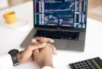 Dua pebisnis berjabat tangan di depan grafik pertumbuhan saham yang menunjukkan lonjakan, melambangkan keberhasilan akuisisi dan potensi keuntungan bagi investor. Gambar ini merepresentasikan momen krusial dalam dunia korporasi ketika dua entitas bergabung demi mencapai tujuan bisnis yang lebih besar.