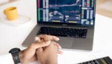Dua pebisnis berjabat tangan di depan grafik pertumbuhan saham yang menunjukkan lonjakan, melambangkan keberhasilan akuisisi dan potensi keuntungan bagi investor. Gambar ini merepresentasikan momen krusial dalam dunia korporasi ketika dua entitas bergabung demi mencapai tujuan bisnis yang lebih besar.