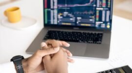 Dua pebisnis berjabat tangan di depan grafik pertumbuhan saham yang menunjukkan lonjakan, melambangkan keberhasilan akuisisi dan potensi keuntungan bagi investor. Gambar ini merepresentasikan momen krusial dalam dunia korporasi ketika dua entitas bergabung demi mencapai tujuan bisnis yang lebih besar.