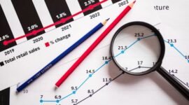 Sebuah sertifikat obligasi konversi di atas grafik pertumbuhan menunjukkan potensi ganda instrumen investasi ini, menawarkan keamanan dan peluang keuntungan. Ini merepresentasikan fleksibilitas yang dapat diberikan oleh obligasi konversi kepada para investor yang cerdas.