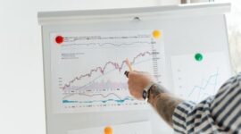 Ilustrasi grafik saham dengan panah ke atas dan seseorang memegang sertifikat saham, merefleksikan dinamika keputusan right issue di pasar modal. Foto ini menggambarkan bagaimana strategi keuangan korporasi memengaruhi pergerakan investasi dan portofolio para pemegang saham.