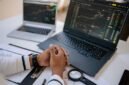 Seorang investor tampak serius menganalisis grafik saham di layar komputer, memikirkan strategi terbaik untuk menyikapi rencana *right issue* yang diumumkan oleh beberapa emiten. Gambar ini menangkap esensi pengambilan keputusan investasi yang cermat di tengah dinamika pasar modal.