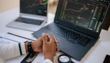 Seorang investor tampak serius menganalisis grafik saham di layar komputer, memikirkan strategi terbaik untuk menyikapi rencana *right issue* yang diumumkan oleh beberapa emiten. Gambar ini menangkap esensi pengambilan keputusan investasi yang cermat di tengah dinamika pasar modal.