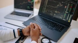 Seorang investor tampak serius menganalisis grafik saham di layar komputer, memikirkan strategi terbaik untuk menyikapi rencana *right issue* yang diumumkan oleh beberapa emiten. Gambar ini menangkap esensi pengambilan keputusan investasi yang cermat di tengah dinamika pasar modal.