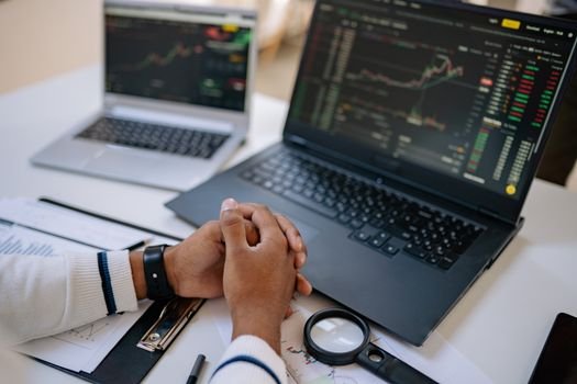 Seorang investor tampak serius menganalisis grafik saham di layar komputer, memikirkan strategi terbaik untuk menyikapi rencana *right issue* yang diumumkan oleh beberapa emiten. Gambar ini menangkap esensi pengambilan keputusan investasi yang cermat di tengah dinamika pasar modal.