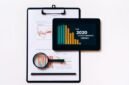 Ilustrasi kalender yang menunjukkan tanggal-tanggal penting terkait jadwal *stock split* saham, dengan kaca pembesar menyoroti potensi peluang investasi yang ditawarkan. Gambar ini merepresentasikan kebutuhan investor untuk memantau waktu dan detail aksi korporasi secara cermat.