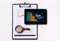 Ilustrasi kalender yang menunjukkan tanggal-tanggal penting terkait jadwal *stock split* saham, dengan kaca pembesar menyoroti potensi peluang investasi yang ditawarkan. Gambar ini merepresentasikan kebutuhan investor untuk memantau waktu dan detail aksi korporasi secara cermat.