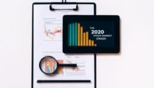 Ilustrasi kalender yang menunjukkan tanggal-tanggal penting terkait jadwal *stock split* saham, dengan kaca pembesar menyoroti potensi peluang investasi yang ditawarkan. Gambar ini merepresentasikan kebutuhan investor untuk memantau waktu dan detail aksi korporasi secara cermat.