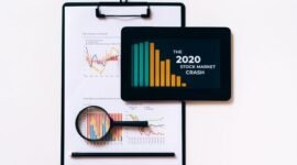 Ilustrasi kalender yang menunjukkan tanggal-tanggal penting terkait jadwal *stock split* saham, dengan kaca pembesar menyoroti potensi peluang investasi yang ditawarkan. Gambar ini merepresentasikan kebutuhan investor untuk memantau waktu dan detail aksi korporasi secara cermat.