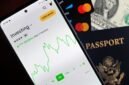 Grafik pasar saham yang menunjukkan tren naik, melambangkan potensi pertumbuhan investasi, dengan latar belakang tangan memegang ponsel menunjukkan aktivitas perdagangan modern. Gambar ini menggambarkan bagaimana investor dapat memantau dan memanfaatkan peluang di pasar saham, termasuk melalui aksi korporasi seperti *right issue*, untuk mencapai tujuan keuangan mereka.