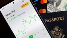 Grafik pasar saham yang menunjukkan tren naik, melambangkan potensi pertumbuhan investasi, dengan latar belakang tangan memegang ponsel menunjukkan aktivitas perdagangan modern. Gambar ini menggambarkan bagaimana investor dapat memantau dan memanfaatkan peluang di pasar saham, termasuk melalui aksi korporasi seperti *right issue*, untuk mencapai tujuan keuangan mereka.