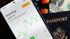 Grafik pasar saham yang menunjukkan tren naik, melambangkan potensi pertumbuhan investasi, dengan latar belakang tangan memegang ponsel menunjukkan aktivitas perdagangan modern. Gambar ini menggambarkan bagaimana investor dapat memantau dan memanfaatkan peluang di pasar saham, termasuk melalui aksi korporasi seperti *right issue*, untuk mencapai tujuan keuangan mereka.