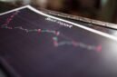 Seorang investor tengah menganalisis grafik saham di depan layar komputer, menggambarkan proses pengambilan keputusan investasi yang cermat menjelang periode stock split. Pergerakan harga dan volume perdagangan saham menjadi fokus utama dalam mencari peluang keuntungan.