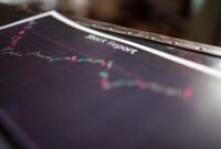 Seorang investor tengah menganalisis grafik saham di depan layar komputer, menggambarkan proses pengambilan keputusan investasi yang cermat menjelang periode stock split. Pergerakan harga dan volume perdagangan saham menjadi fokus utama dalam mencari peluang keuntungan.