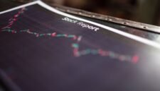 Seorang investor tengah menganalisis grafik saham di depan layar komputer, menggambarkan proses pengambilan keputusan investasi yang cermat menjelang periode stock split. Pergerakan harga dan volume perdagangan saham menjadi fokus utama dalam mencari peluang keuntungan.