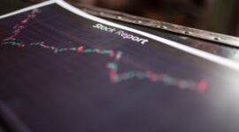 Seorang investor tengah menganalisis grafik saham di depan layar komputer, menggambarkan proses pengambilan keputusan investasi yang cermat menjelang periode stock split. Pergerakan harga dan volume perdagangan saham menjadi fokus utama dalam mencari peluang keuntungan.