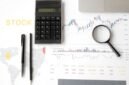 Seorang investor tengah mengamati pergerakan grafik saham di layar ponselnya, mencari peluang dari jadwal stock split yang kerap menjadi pemicu perubahan harga saham di pasar modal. Momen ini memerlukan analisis cermat agar keputusan investasi yang diambil tepat sasaran dan memberikan hasil optimal.