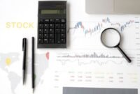 Seorang investor tengah mengamati pergerakan grafik saham di layar ponselnya, mencari peluang dari jadwal stock split yang kerap menjadi pemicu perubahan harga saham di pasar modal. Momen ini memerlukan analisis cermat agar keputusan investasi yang diambil tepat sasaran dan memberikan hasil optimal.