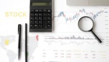 Seorang investor tengah mengamati pergerakan grafik saham di layar ponselnya, mencari peluang dari jadwal stock split yang kerap menjadi pemicu perubahan harga saham di pasar modal. Momen ini memerlukan analisis cermat agar keputusan investasi yang diambil tepat sasaran dan memberikan hasil optimal.