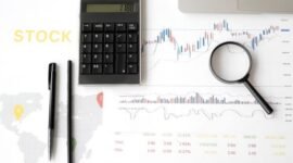 Seorang investor tengah mengamati pergerakan grafik saham di layar ponselnya, mencari peluang dari jadwal stock split yang kerap menjadi pemicu perubahan harga saham di pasar modal. Momen ini memerlukan analisis cermat agar keputusan investasi yang diambil tepat sasaran dan memberikan hasil optimal.
