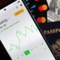 Ilustrasi grafis yang menunjukkan perpaduan antara obligasi dan saham, merepresentasikan karakteristik obligasi konversi sebagai instrumen investasi hibrida. Gambar ini menyoroti konsep pertumbuhan dan keamanan dalam satu kesatuan.
