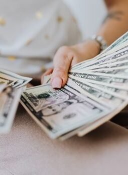 Berkah Dividen Tunai: Saat Dana Segar Mengalir ke Kantong Investor