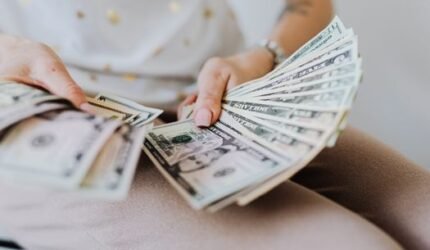 Berkah Dividen Tunai: Saat Dana Segar Mengalir ke Kantong Investor