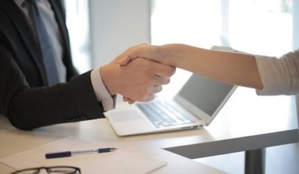 Akuisisi Perusahaan Terbuka: Ketika Konglomerat Menggenggam Takdir Bisnis
