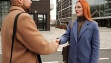 Tangan-tangan profesional berjabatan di tengah hiruk pikuk kota yang modern, merefleksikan kompleksitas dan dampak luas dari sebuah keputusan aksi korporasi yang dapat mengubah lanskap bisnis dan kehidupan banyak orang. Di sisi lain, terlihat pula gambaran masyarakat yang aktif di media sosial, menunjukkan bagaimana teknologi dan keputusan korporasi memengaruhi interaksi sehari-hari.