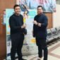 Kuasa hukum DPS menunjukkan salinan surat permohonan mediasi tripartit yang akan diajukan ke Dinas Ketenagakerjaan Kota Jakarta Selatan, terkait sengketa PHK antara DPS dan PT NIL, Kamis (20/8/2026). (Foto: Dok. Kuasa Hukum DPS)