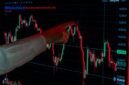 Seorang investor tengah menganalisis data pergerakan saham di layar monitor, mencoba memahami implikasi dari rencana *right issue* yang akan dilakukan oleh salah satu emiten. Keputusan investasi yang tepat membutuhkan riset mendalam dan pemahaman menyeluruh terhadap kondisi pasar.
