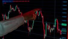 Seorang investor tengah menganalisis data pergerakan saham di layar monitor, mencoba memahami implikasi dari rencana *right issue* yang akan dilakukan oleh salah satu emiten. Keputusan investasi yang tepat membutuhkan riset mendalam dan pemahaman menyeluruh terhadap kondisi pasar.