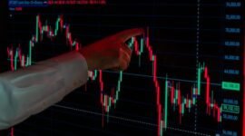 Seorang investor tengah menganalisis data pergerakan saham di layar monitor, mencoba memahami implikasi dari rencana *right issue* yang akan dilakukan oleh salah satu emiten. Keputusan investasi yang tepat membutuhkan riset mendalam dan pemahaman menyeluruh terhadap kondisi pasar.