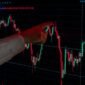 Seorang investor tengah menganalisis data pergerakan saham di layar monitor, mencoba memahami implikasi dari rencana *right issue* yang akan dilakukan oleh salah satu emiten. Keputusan investasi yang tepat membutuhkan riset mendalam dan pemahaman menyeluruh terhadap kondisi pasar.