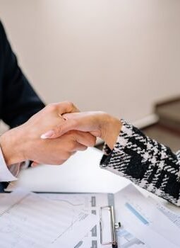 Akuisisi Perusahaan: Mengapa Konglomerat Saling Membeli Hari Ini?