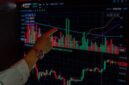 Seorang investor sedang menganalisis grafik pergerakan saham di layar, mencerminkan keputusan strategis yang diambil seputar jadwal stock split. Pemahaman yang mendalam terhadap data dan tren pasar adalah kunci dalam membuat keputusan investasi yang cerdas dan menguntungkan.