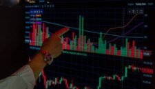 Seorang investor sedang menganalisis grafik pergerakan saham di layar, mencerminkan keputusan strategis yang diambil seputar jadwal stock split. Pemahaman yang mendalam terhadap data dan tren pasar adalah kunci dalam membuat keputusan investasi yang cerdas dan menguntungkan.
