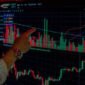 Seorang investor sedang menganalisis grafik pergerakan saham di layar, mencerminkan keputusan strategis yang diambil seputar jadwal stock split. Pemahaman yang mendalam terhadap data dan tren pasar adalah kunci dalam membuat keputusan investasi yang cerdas dan menguntungkan.